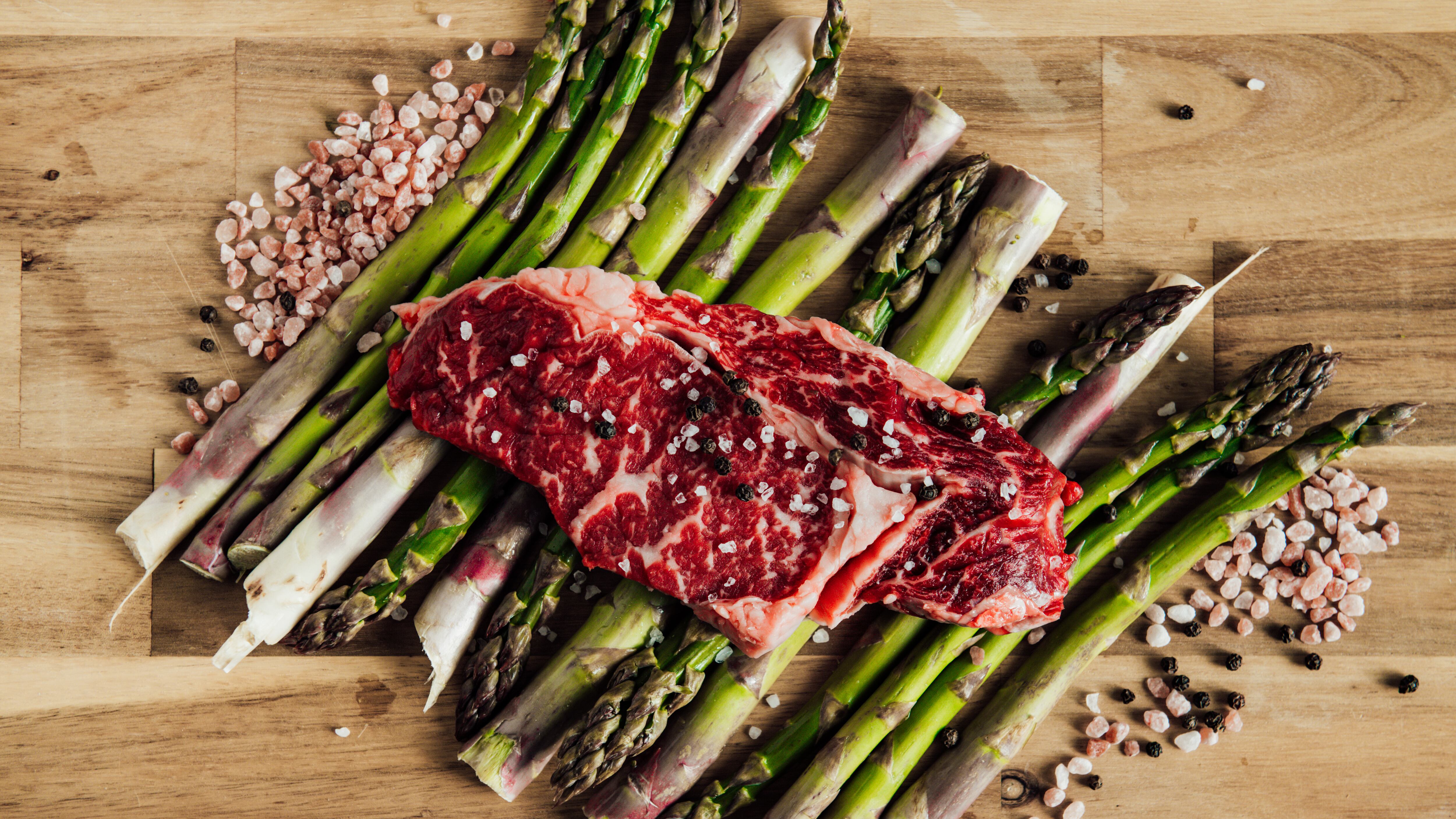 Steak with grains and asparagus