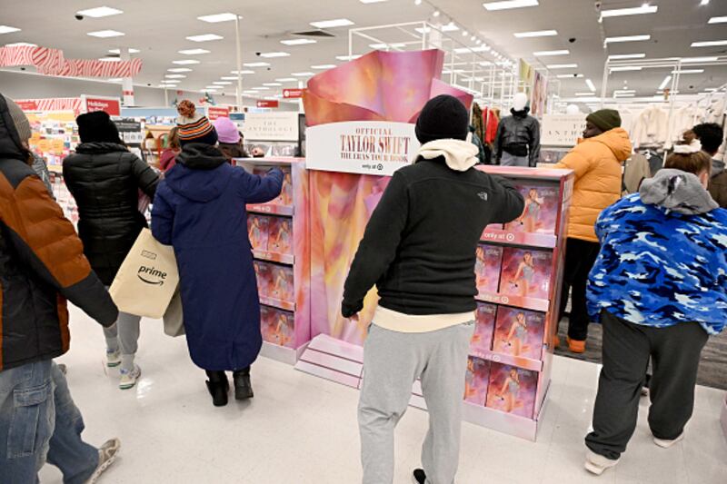 Shoppers line up to score Black Friday deals